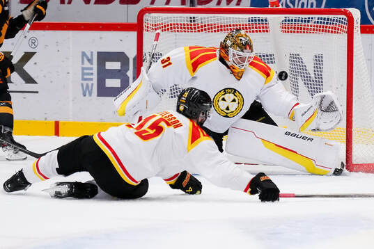 Brynäs målvakt Erik Källgren och Simon Bertilsson