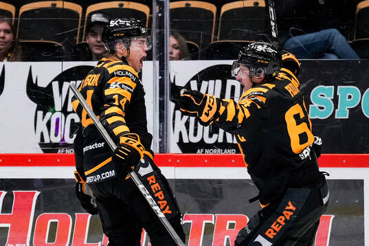 Skellefteås Andreas Johnson och Jonathan Pudas jublar