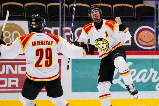 Brynäs Anton Rödin och Axel Andersson jublar