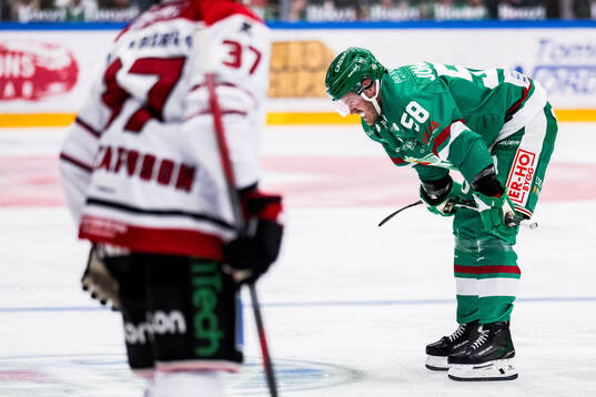 Rögles Filip Johansson lämnar planen