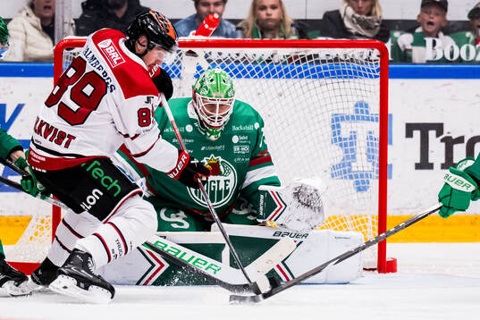 Örebros Patrik Karlkvist och Rögles målvakt Arvid Holm