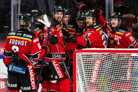 Luleås David Granberg jublar med lagkamrater