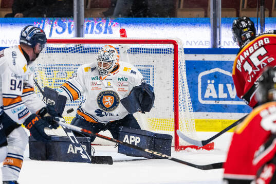 Luleås David Granberg gör 2-3 på Växjös målvakt Emil
