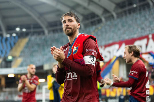 Örgrytes Jonathan Azulay tackar publiken
