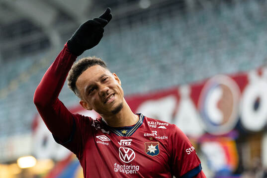 Örgrytes Tobias Sana tackar publiken