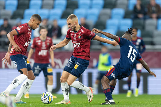 Örgrytes Amel Mujanic och Sandvikens IFs John Junior