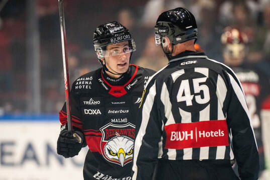 Malmö Redhawks Lassi Thomson och linjedomare Andreas