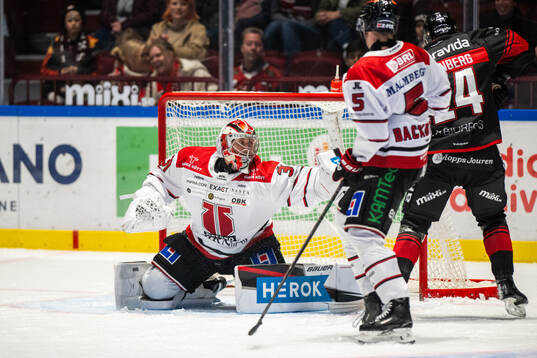 Malmö Redhawks Otto Stenberg  framför Örebros målvakt