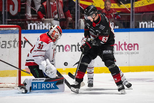 Malmö Redhawks Fredrik Händemark framför Örebros