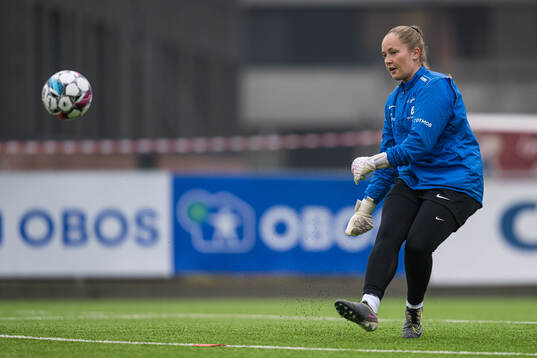 Aurora Mikalsen of Brann warms up