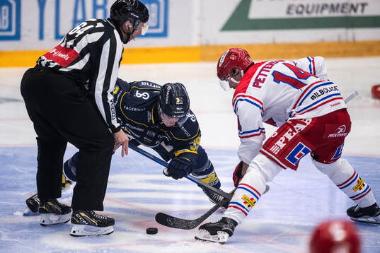 HV71s Jamiro Reber och Timrås Emil Pettersson
