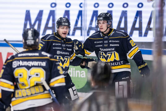 HV71s Wilhelm Hallquisth jublar