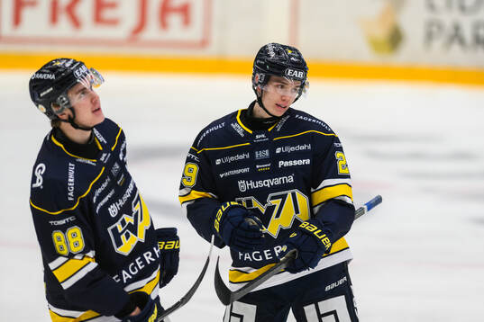 HV71s Wilhelm Hallquisth jublar