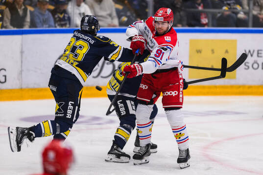 Timrås Magnus Pääjärvi och HV71s Måns Lindbäck