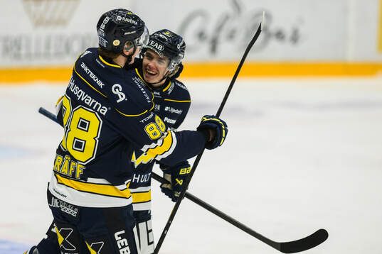 HV71s Wilhelm Hallquisth jublar