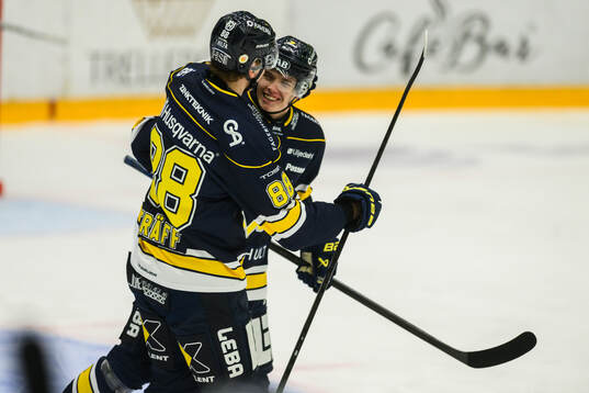 HV71s Wilhelm Hallquisth jublar