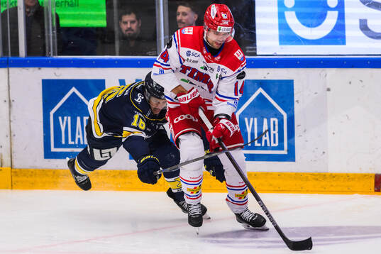 HV71s Tanner Kero och Timrås Emil Pettersson