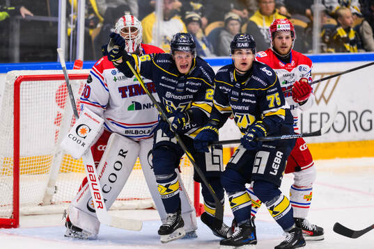 HV71s Tommi Tikka och Radan Lenc  framför Timrås målvakt
