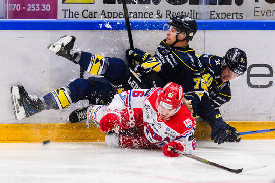 Timrås Kevin Rönnelöw och HV71s Radan Lenc och Oskar