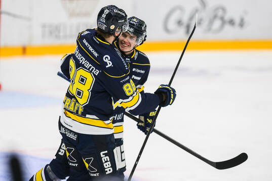 HV71s Wilhelm Hallquisth jublar