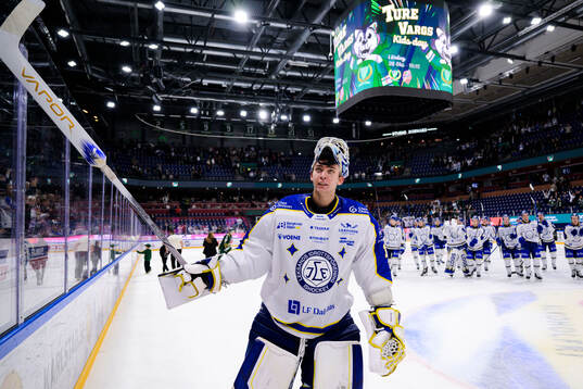 Leksands målvakt Marcus Gidlöf jublar