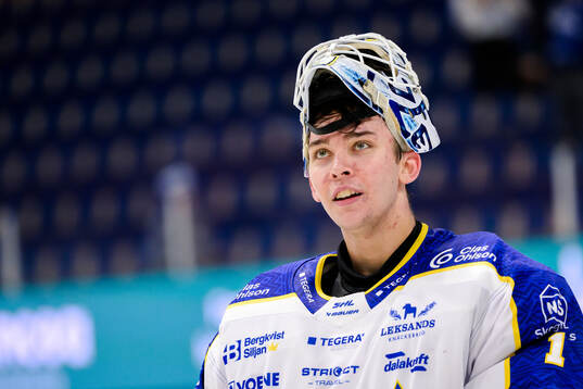 Leksands målvakt Marcus Gidlöf jublar