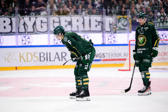 Färjestads David Tomasek och Färjestads Per Åslund deppar