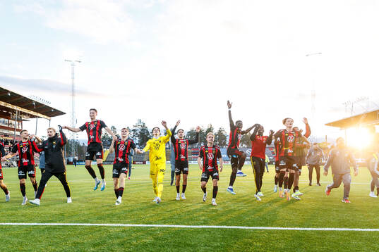 Bläddra bland fler bilder av Fotboll, Superettan, Östersund - Landskrona