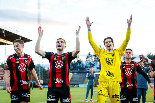 Östersunds Jakob Hedenquist och målvakt Adam Benediktsson