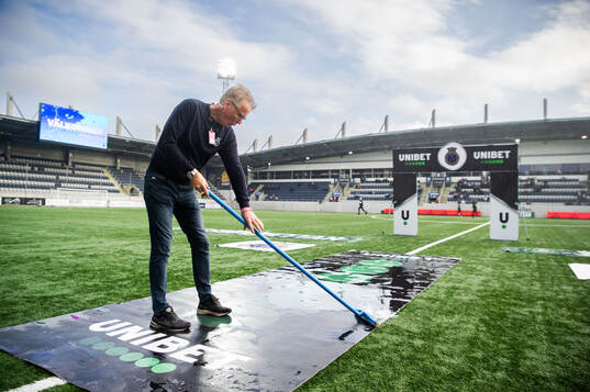 Personal skrapar vatten
