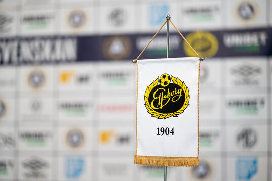 Elfsborgs klubbemblem på ett standar i pressrummet