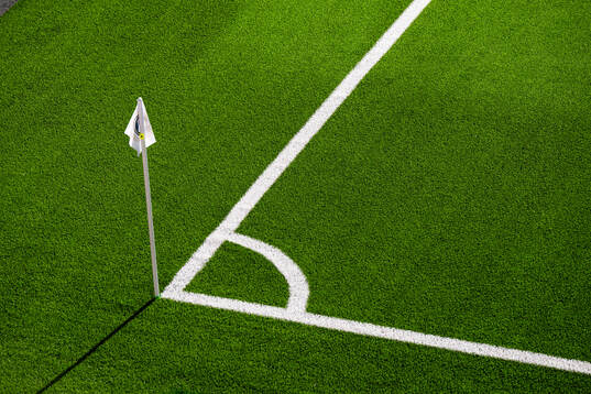 Hörnflagga och sidlinjer på planen