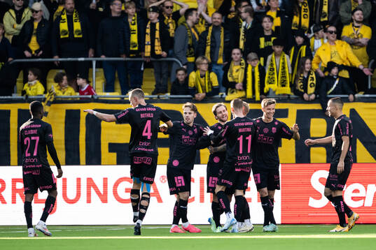 Häckens spelare jublar