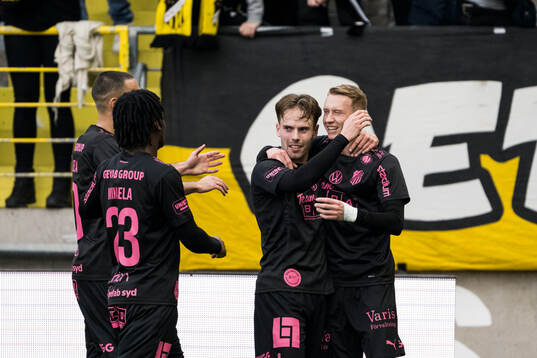 Häckens Lars Olden Larsen jublar
