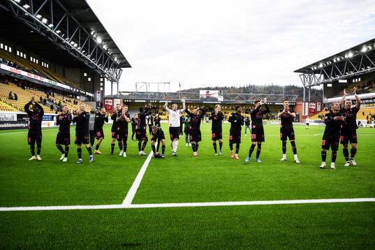 Häckens spelare jublar