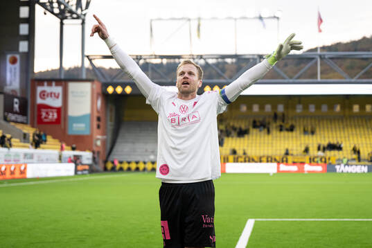Häckens målvakt Peter Abrahamsson jublar