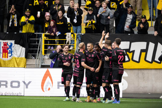 Häckens spelare jublar