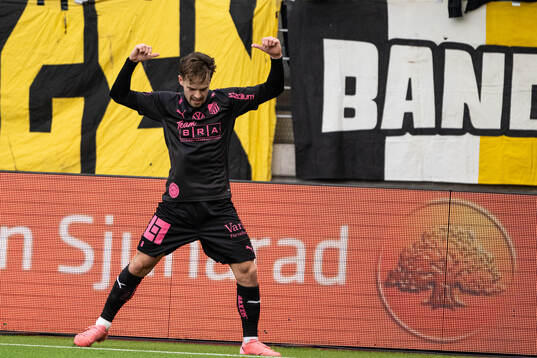 Häckens Lars Older Larsen jublar