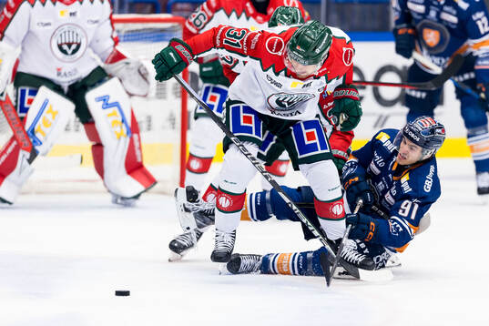 Frölundas Nicklas Lasu och Växjös Felix Robert