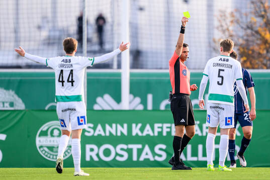 Västerås Karl Gunnarsson varnas av domare Granit Maqedonci