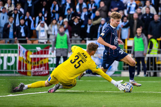 Västerås målvakt Johan Brattberg och Malmö FFs Hugo