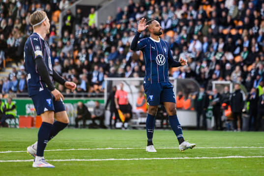 Malmö FFs Jens Stryger Larsen och Isaac Kiese Thelin deppar