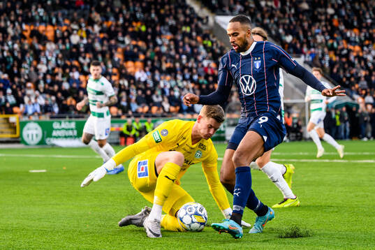 Västerås Johan Brattberg och Malmö FFs Isaac Kiese Thelin