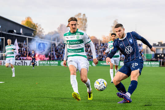 Västerås Gustav Granath och Malmö FFs Gabriel Busanello