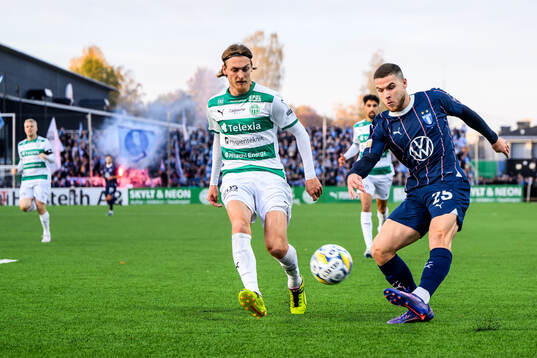 Västerås Gustav Granath och Malmö FFs Gabriel Busanello
