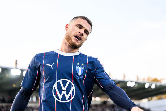 Malmö FFs Gabriel Busanello deppar