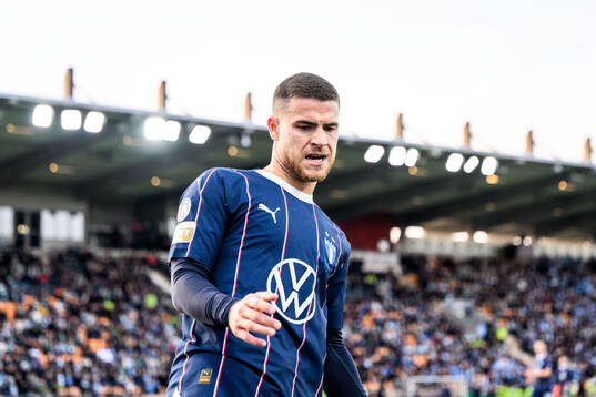 Malmö FFs Gabriel Busanello deppar
