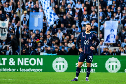 Malmö FFs Gabriel Busanello deppar