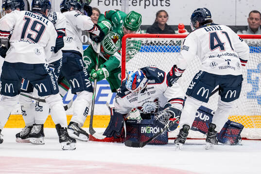 Rögles Albin Sundsvik och Linköpings målvakt Jesper