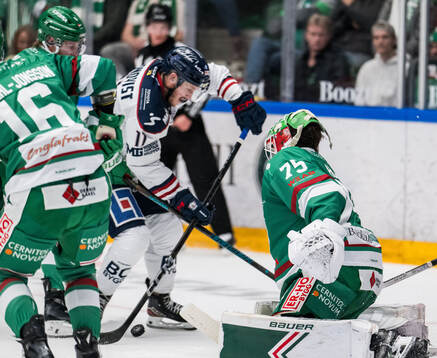 Linköpings Henrik Törnqvist och Rögles målvakt Arvid